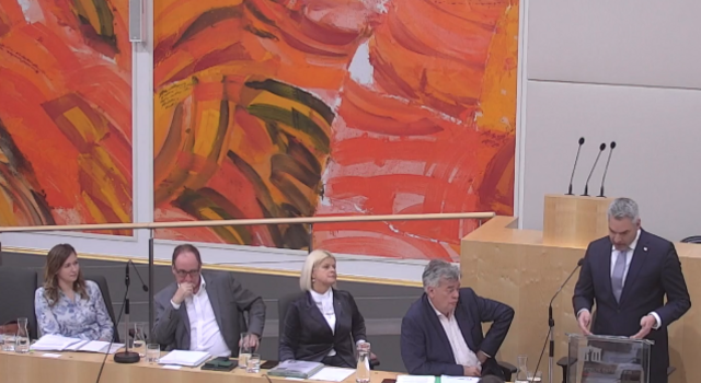 Bundeskanzler Karl Nehammer sprach über Krisen, die jetzt zu bewältigen seien. | Foto: parlament.gv.at