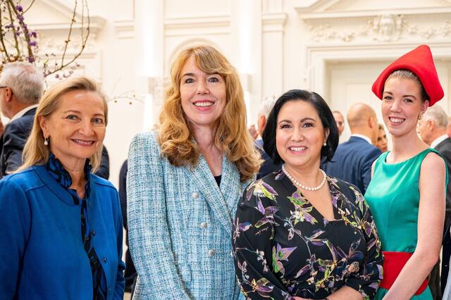 v.l. Ulrike Rabmer-Koller (CEO Rabmer Group), Eveline Pupeter (Chefin des Linzer Handyherstellers Emporia), Mag. Stefanie Christina Huber (Vorstandsvorsitzende Sparkasse OÖ) mit Sparefroh. | Foto: Sparkasse OÖ