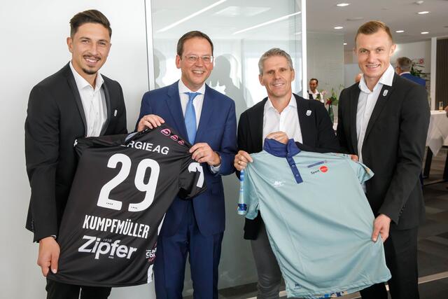 v.l.: LASK-Star Robert Zulj, Klaus Kumpfmüller, Trainer Didi Kühbauer und Thomas Goiginger (LASK). | Foto: Hypo/Hermann Wakolbinger