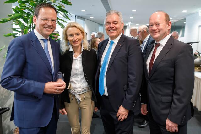 Hypo-CEO Klaus Kumpfmüller, OÖ Landesdirektorin Christiane Frauscher, Konditormeister und WKO- Spartenvertreter Leo Jindrak und Hypo-Vorstandsdirektor Thomas Wolfsgruber. | Foto: Hypo OÖ/Wakolbinger