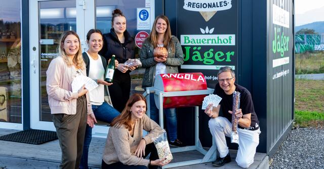 Das Organisationsteam vom Verein Iniciativ Angola freut sich auf die Missionstombola am 6. November  und ist besonders stolz auf den diesjährigen Hauptpreis: ein Jahresvorrat an bäuerlichen Produkten der Selbstbedienungshütte Jäger. | Foto: Miro Wakounig