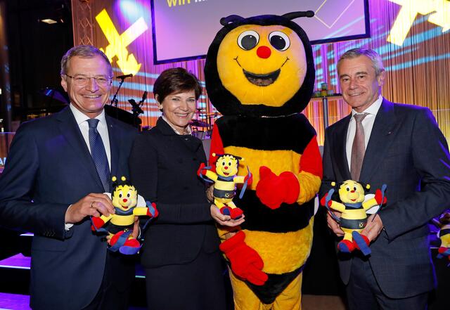 v.l.: Landeshauptmann Thomas Stelzer, RLB OÖ-Generaldirektor-Stv. Michaela Keplinger-Mitterlehner, Sumsi, RLB OÖ-Generaldirektor Heinrich Schaller. | Foto: RLB OÖ/Strobl