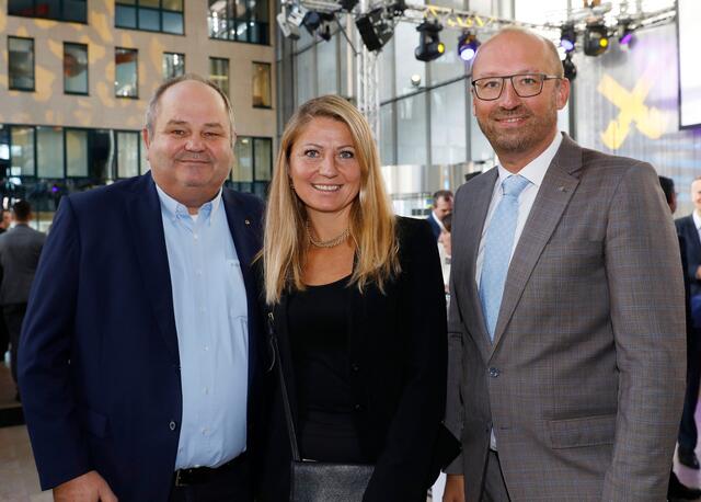 v.l.: HAKA Küche-Eigentümer Gerhard Hackl mit Lebensgefährtin Alicja Wende, RLB OÖ-Vorstand Reinhard Schwendtbauer. | Foto: RLB OÖ/Strobl