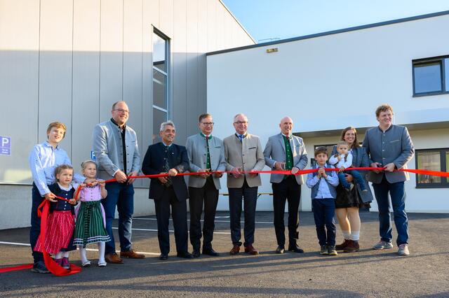 Offizielle Eröffnung durch Andreas Egelwolf (CFS) mit Familie, Georg Gilli (Bürgermeister Stoitzendorf), Markus Baldinger (Pöttinger), Stephan Pernkopf (Landeshauptfrau-Stellvertreter NÖ), Gregor Dietachmayr (Pöttinger) und Leopold Rupp (CFS) mit Familie | Foto: Pöttinger Landtechnik