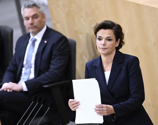 Pamela Rendi-Wagner: Die Kanzlerpartei würde mehr Energie dafür verwenden, ihre Haut zu retten, als das Land durch die Krise zu führen.  | Foto: APA Picturedesk