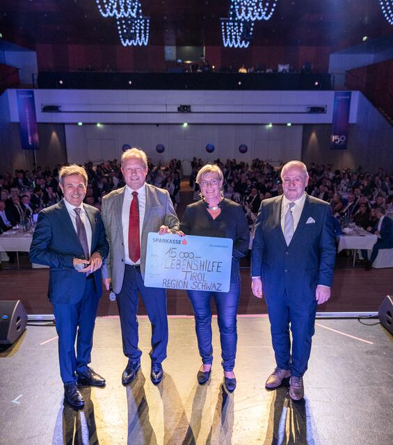Spendenempfänger Lebenshilfe Tirol – Region Schwaz: Alois Aschberger und Waltraud Haberl durften sich über 15.000,- Euro an diesem Abend freuen. Im Bild mit den Vorständen der Sparkasse Schwaz, Helmut Rainer (li.) und Bernhard Plattner.