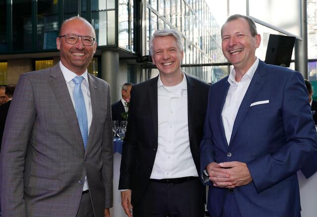 v.l.: RLB OÖ-Vorstand Reinhard Schwendtbauer, Linz AG-Vorstand Josef Siligan, Energie AG-Vorstand Stefan Stallinger. | Foto: RLB OÖ/Strobl