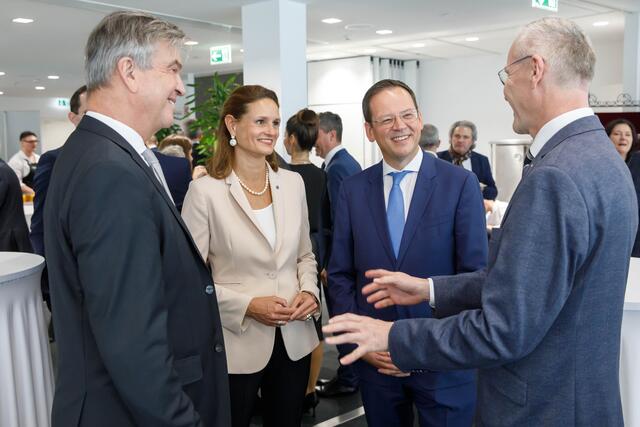 v. l.: Energie AG Generaldirektor Werner Steinecker, HYPO Filialvertriebsleiterin Marietta Kratochwill, HYPO CEO Klaus Kumpfmüller, Othmar Nagl (Generaldirektor OÖ Versicherung). | Foto: Hypo/Hermann Wakolbinger