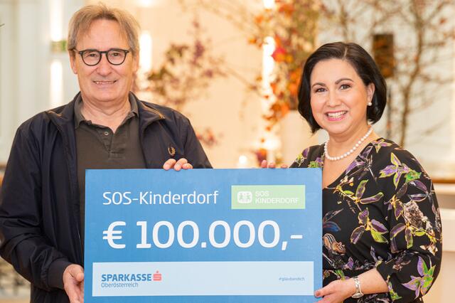 v.l. Gerhard Pohl (SOS-Kinderdorf-Leiter) übernahm dankend die Spende der Sparkasse OÖ über 100.000 Euro von Stefanie Christina Huber (Vorstandsvorsitzende Sparkasse OÖ). | Foto: Sparkasse OÖ