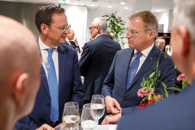 Hypo-Ceo Klaus Kumpfmüller im Gespräch mit LH Thomas Stelzer | Foto: Hypo OÖ/Wakolbinger