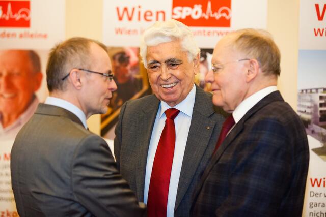 So kannte man Karl Svoboda (Mitte): gut gelaunt und immer für die Favoritner da.  | Foto: SPÖ 10