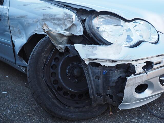 Der 31-Jährige krachte gegen eine Verkehrsinsel. Sein Fahrzeug wurde dabei stark beschädigt. | Foto: Symbolbild: pixabay