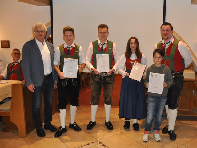 BGM Gerhard Obermüller (li.) und Jugendreferent Lukas Zaß (re.) überreichten Musikerleistungsabzeichen an Florian Holzer (Gold), Paul Dandler (Silber), Anna-Lena Fricke (Bronze) und Tristan Aigner (Junior) 