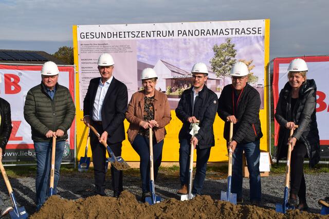 Den Spatenstich für sein Gesundheitszentrum in der Panoramastraße nahm Gemeindearzt Philipp Karner (3. von rechts) mit Vertretern der Politik und der Baufirmen vor. | Foto: Martin Wurglits
