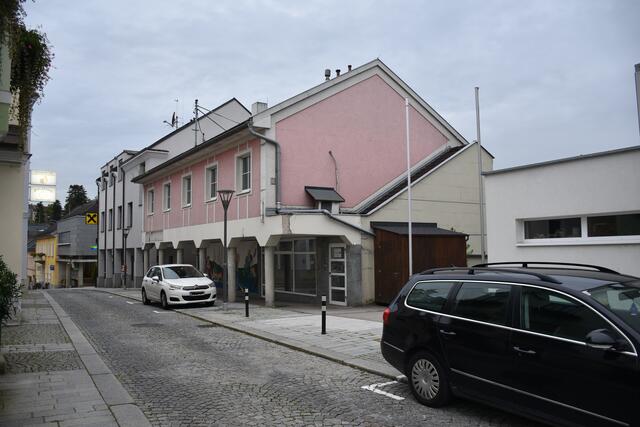 Ehemaliger Stadt-Spar in der Greiner Hauptstraße. Hier darf viergeschossig gebaut werden. Es gibt hier noch keinen Bebauungsplan.  | Foto: Robert Zinterhof