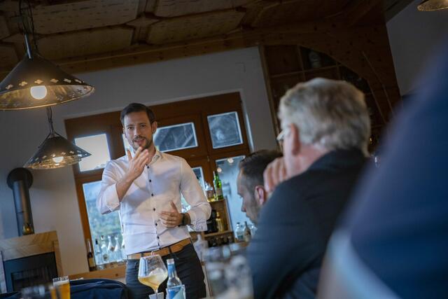Wirtschaftslandesrat Sebastian Schuschnig im Gespräch mit Lesachtaler Unternehmerinnen und Unternehmer sowie Vertreter der Wirtschaftskammer Kärnten | Foto: Büro LR Schuschnig/Taltavull