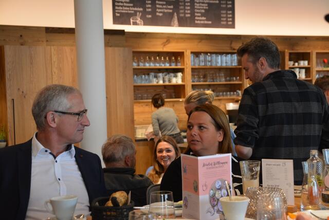 Georg Gautsch und Karin Moldan-Salmer beim fachsimpeln. | Foto: RegionalMedien Salzburg