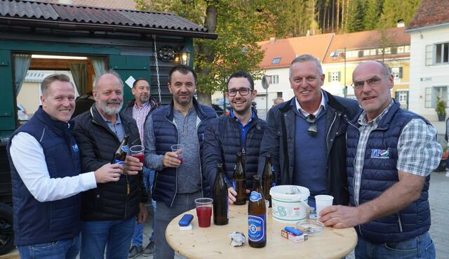 Vl: LAbg. BezPO Vzbgm. Patrick Derler, Johann Schrei, GR Günter Karrer, GR Manuel Pfeifer, LPO Mario Kunasek, GR Robert Schaffer beim Kastanienbrot´n am Passailer Hauptplatz  | Foto: FPÖ Ortsgruppe Passail 