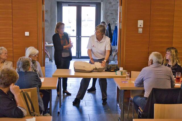 Karin Kügele brachte den Pensionisten unter anderem den korrekten Umgang mit einem Defibrillator bei. | Foto: Privat
