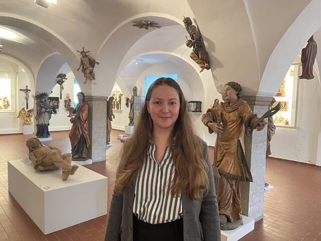 Julia Hütter im Figurensaal – wegen der "besonderen Atmosphäre und den irrsinnig schönen Schwanthalern" ihr Lieblingsraum im Museum. | Foto: BRS/Wagnermaier