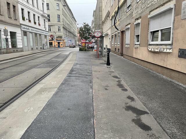 Bei der BIM-Station Blindengasse gibt's eine erhöhte Steigung. Laut einer Anwohnerin bereitet diese vielen Menschen beim Einsteigen in die BIM Probleme, die nicht mehr ganz fit auf den Beinen sind. Selbiges gilt für Rollstuhlfahrende.  | Foto: Lisa Kammann