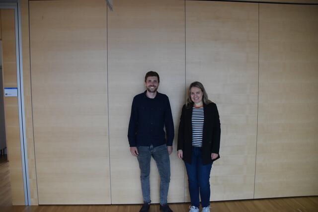 Philip Egger (Stadtwerke Kufstein) mit Barbara Fluckinger. | Foto: Barbara Fluckinger