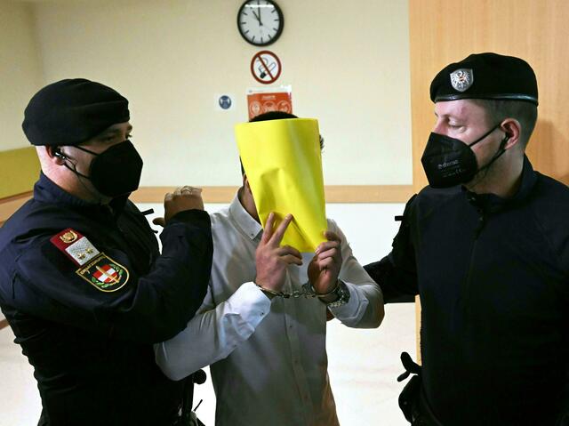 Die Angeklagten Zubaidullah R., Ibraulhaq A. und Ali H. versuchten sich mit Zetteln das Gesicht zu verdecken. | Foto: HELMUT FOHRINGER / APA / picturedesk.com