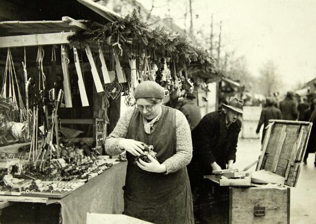 Eröffnung des Christkindlmarkts am Neubaugürtel am 1. Dezember 1938.  | Foto:  Archiv Seemann / brandstaetter images / picturedesk.com