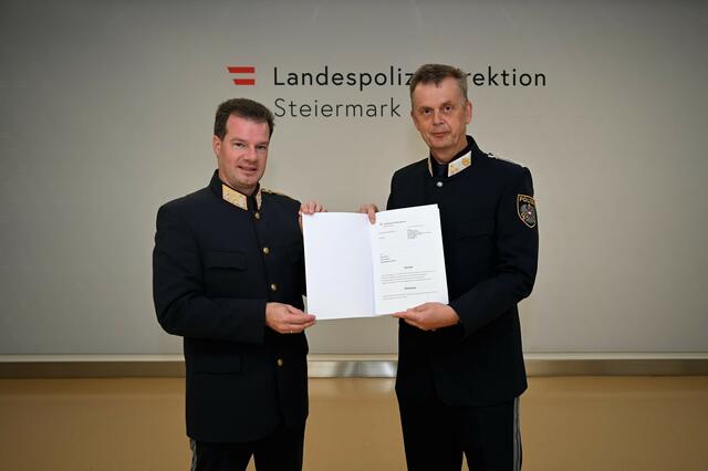 Landespolizeikommandant Gerald Ortner gratuliert Andreas Krug von der PI Voitsberg | Foto: LPD Steiermark