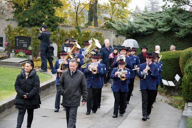 Der Allerheiligen-Zug, angeführt von der Blasmusikkapelle der Stadt Mödling, im Anschluss die Abordnung der Stadt Mödling mit Bürgermeister Hans Stefan Hintner an der Spitze. | Foto: Bernhard Garaus