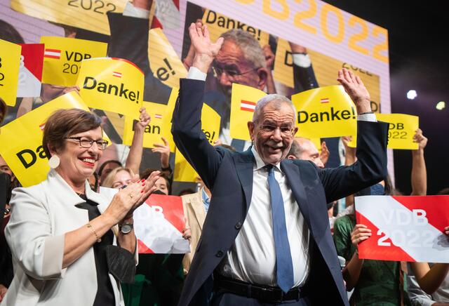 Van der Bellen zeigt sich bei seiner Wahlfeier am Sonntag sichtlich erleichtert. Er freut sich vor allem darüber, dass es keine Stichwahl geben werde. "Wir haben es geschafft", so Van der Bellen.  | Foto: GEORG HOCHMUTH / APA / picturedesk.com
