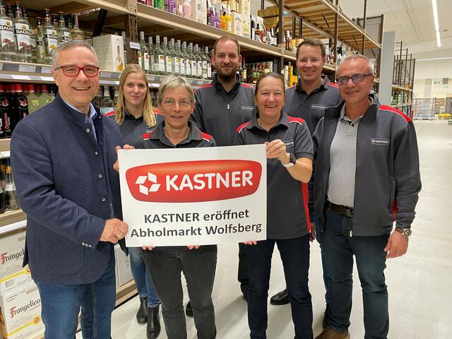 Der geschäftsführende Gesellschafter Christof Kastner mit Abteilungskoordinatorin Renate Penz-Scharf (vorn, 3. v.l.) und weiteren Mitarbeitern. | Foto: Kastner