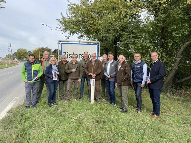 Gerald Hofmeyer (Straßenmeisterei Zistersdorf), Franz Drabek (Jagdgesellschaft Zistersdorf), Kerstin Schneider (Straßenmeisterei Zistersdorf), Peter Winkler, Gerhard Schramm, Markus Schumacher, Alfred Schramm, Franz Spitaler (alle Jagdgesellschaft Zistersdorf), Alois Madner (Lagerhaus Zistersdorf), Hans Spitaler (Jagdgesellschaft Zistersdorf), Baumeister Herwig Eder (Eder GmbH), Bgm. Helmut Doschek (Bgm. Zistersdorf) | Foto: Schumacher