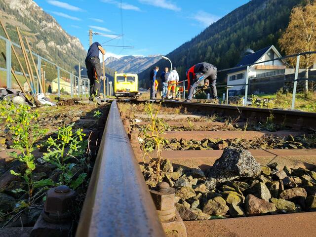 Ein Kraftakt: Die Sanierung der Brücke wird zum Teil in Eigenregie der Mitglieder des Vereins Erzbergbahn durchgeführt. | Foto: Verein Erzbergbahn