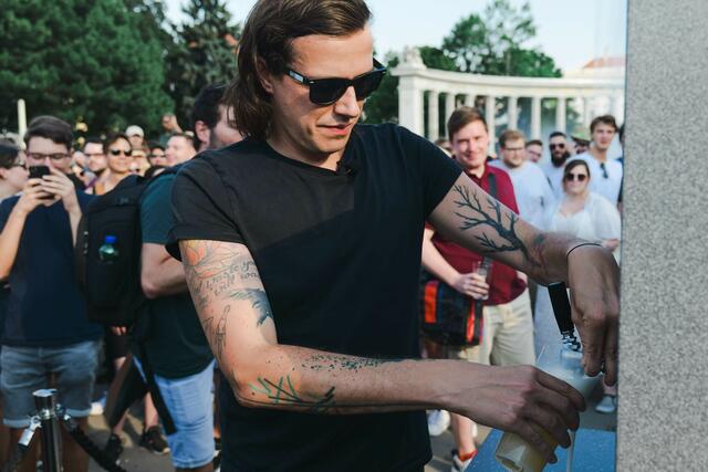 Am Dienstag war Bundespräsidentschaftskandidat Dominik Wlazny bei Armin Wolf in der ZIB2 zu Gast. Dabei musste er sich etwa Fragen zu seiner Einstellung zu illegalen Drogen stellen.