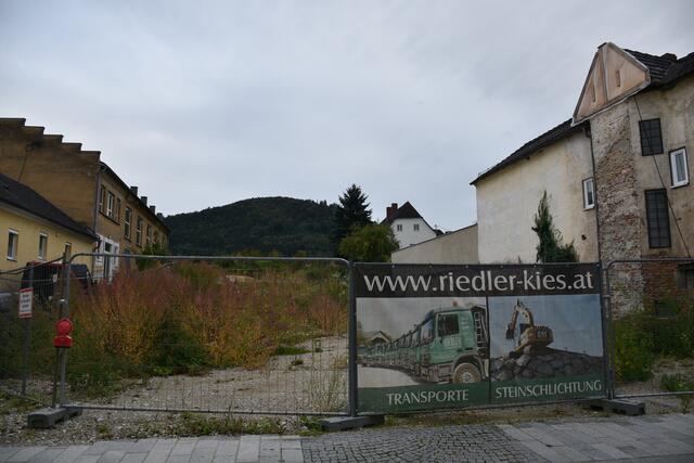 Ehmaliges Laska-Areal in der Greiner Hauptstraße. Der Ortsbildbeirat des Landes ist hier gegen ein viergeschossiges Bauprojekt. Daher wird es eine negative Stellungnahme des Bürgermeisters geben.  | Foto: Robert Zinterhof
