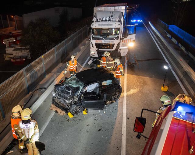 Verkehrsunfall in Zirol: Am PKW entstand Totalschaden am LKW erheblicher Sachschaden. | Foto: zeitungsfoto.at