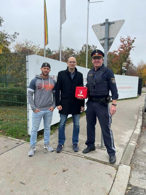 Kystof S. (Mitte) mit seinen beiden Lebensrettern Robert M. (links) und Andreas Mann (rechts). | Foto: LPD Wien