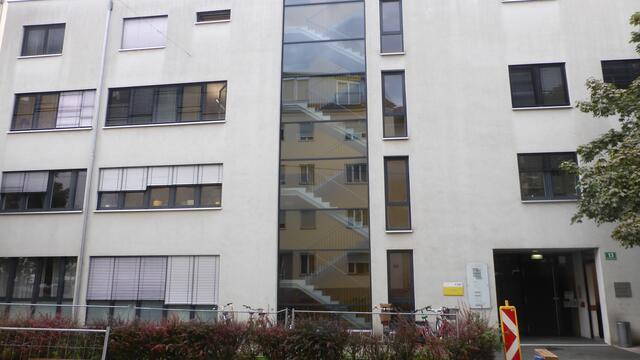 Stiegenhaus beim Gebäude Zimmerplatzgasse 13 in Graz. Hier kommt man ohne Fenster-Beleuchtung aus...