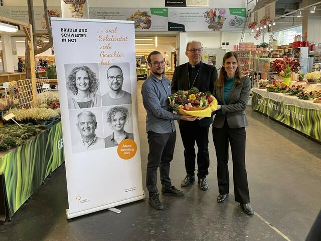 Maximilian Gritsch, Bischof Hermann und Magdalena Wiesmüller starten die Adventsammlung 2022 von Bruder und Schwester in Not für El Salvador. | Foto: BezirksBlätter Innsbruck