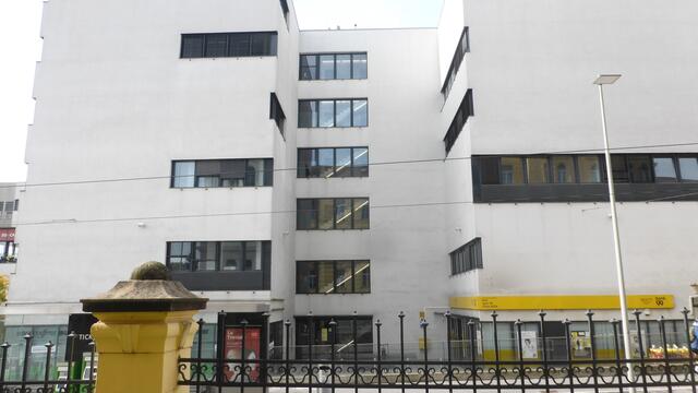 Der Hotspot der Stromverschwendung das Gebäude Stiftingtalstraße 7 mit der Fenster-Beleuchtung. 24 Stunden täglich - das ganze Jahr durch...