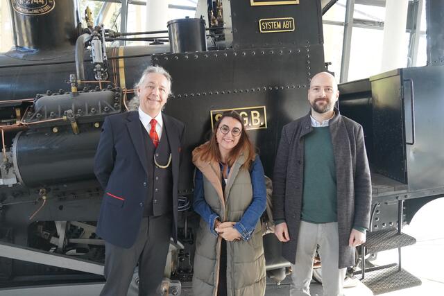 Von links: Mario Mischelin, Danila Kinz, die Co-Geschäftsführerin der Salzburg AG Tourismus GmbH und der Architekt Michael Höcketstaller im Erlebisquartier. | Foto: Emanuel Hasenauer