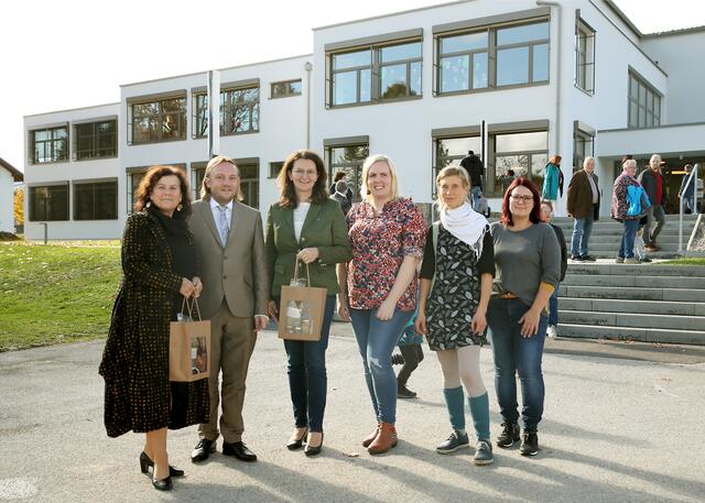 Landesrätin Birgit Gerstorfer, Bürgermeister Peter  Helml, Landtagsabgeordnete Elisabeth Gneißl mit Ottnanger Bäuerinnen (v.l.). | Foto: Marktgemeinde Ottnang
