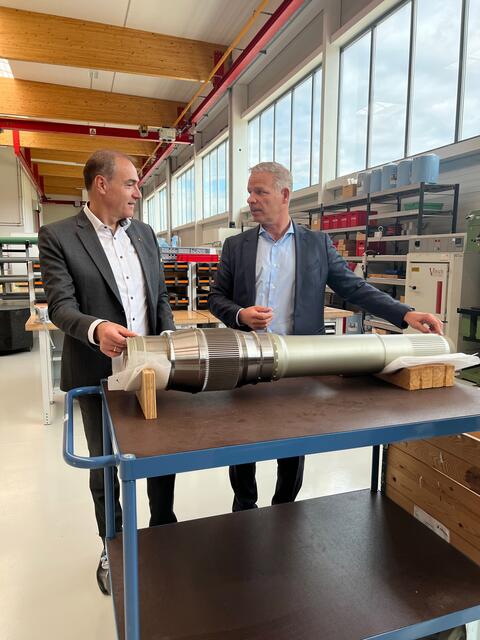 Schneemann gemeinsam mit CEO Bernhard Wagner, bei Zoerkler Gears GmbH &amp; Co KG in Jois | Foto: LMS Burgenland