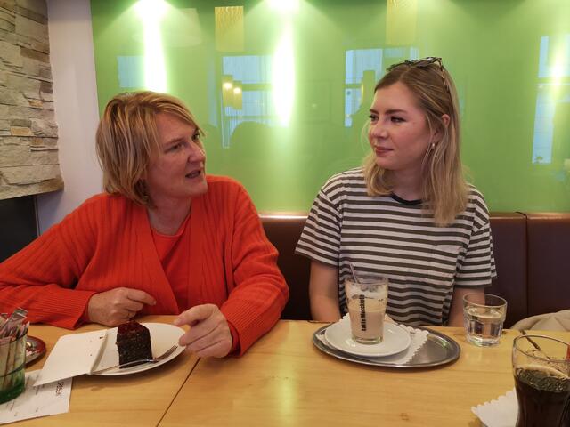 Landessprecherin Helga Krismer (l.) und Bezirksspitzenkandidatin Laura Ozlberger | Foto: Daniel Schmidt