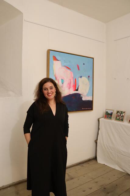 Paula Gallardo Sánchez kommt ursprünglich aus Andalusien, lebt aber mittlerweile in Kauns und stellte bei der Gemeinschaftsausstellung auch aus.  | Foto: Elisabeth Zangerl 