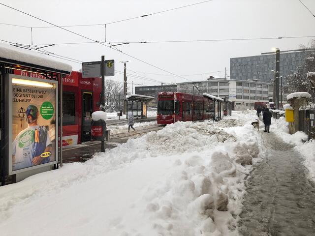 Noch liegt der Schnee auf den Bergen rund um Innsbruck. Der städtischen Winterdienst zeigt sich vorbereitet. | Foto: BezirksBlätter Innsbruck