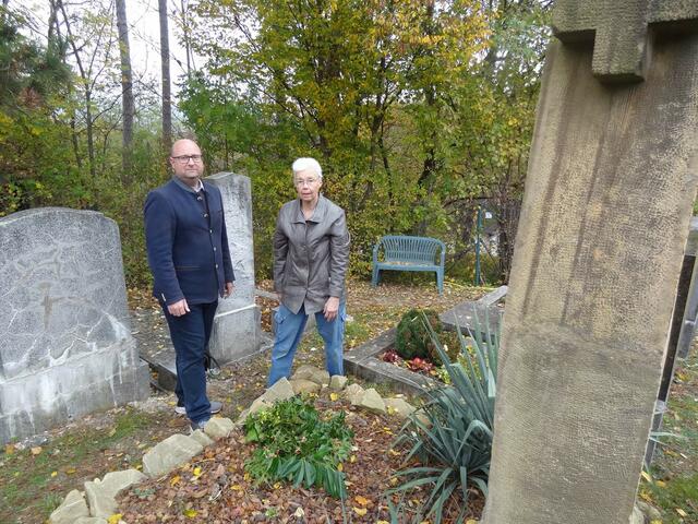 OV Markus Fuchs und Dir. Christl Chlebecek legen ein Bukett beim Rothansl-Grabdenkmal nieder | Foto: Archiv Museum Kierling