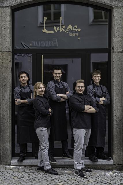 "Izakaya"-Inhaber Lukas Kienbauer (Mitte) mit seinem Team. | Foto: Airpix