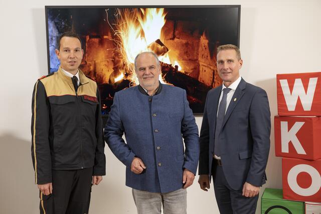 Warnen vor der unsachgemäßen (Wieder-)Inbetriebnahme von Einzelfeuerstätten (v.l.): Der designierte Landesfeuerwehrinspektor Rene Staudacher, Bernhard Stibernitz, Geschäftsführer der Landesstelle für Brandverhütung, sowie Franz Jirka, Innungsmeister der Tiroler Rauchfangkehrer:innen und Obmann der Sparte Gewerbe und Handwerk. | Foto: die Fotografen